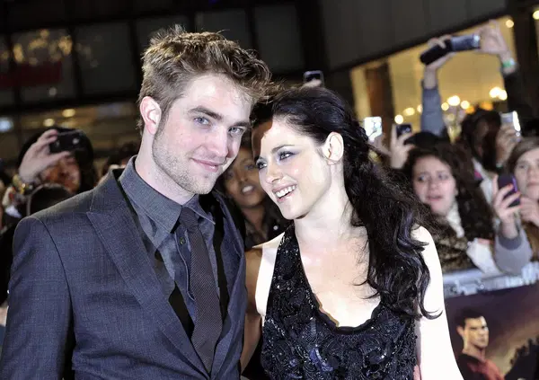 Twilight &egrave; tornato al cinema vent&rsquo;anni dopo mettendoci davanti le nostre illusioni adolescenziali, e ci ha fregati di nuovo. Edward Cullen &egrave; ancora il sogno o &egrave; diventato un incubo? Altro che Bram Stoker&hellip;