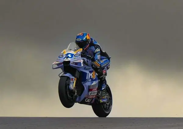 Portimao: Alex Marquez si prende il venerd&igrave; su Pecco Bagnaia (e Acosta). Ma la notizia &egrave; ancora Marc: &ldquo;una vite piegata nella sua spalla&rdquo;