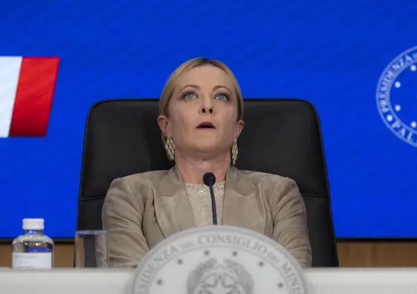 Giorgia Meloni "furiosa" per gli imbrogli in Sicilia. Noi le notizie sulla Sicilia le abbiamo date, ma i giornali nazionali non le riprendono. Giorgia, se vuoi sapere qualcosa, chiedi pure direttamente a noi