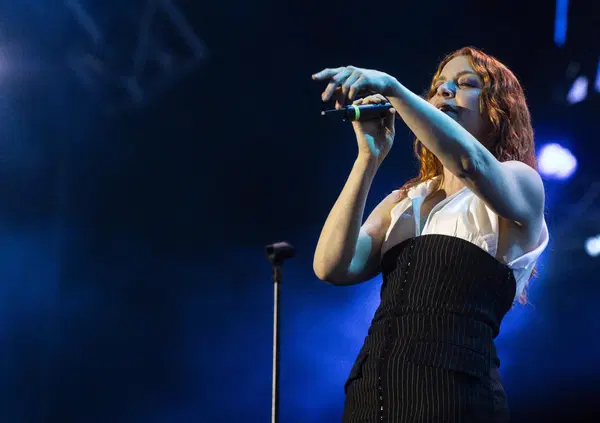 Noemi &egrave; altissima: &laquo;La musica deve trascendere, a volte la politica ci sfrutta. I soldi? Per dire no agli str*nzi. Un duetto con Fibra? Amo 'Solo una botta'&raquo;