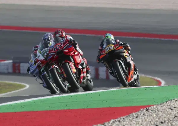 Ah, da quando Marquez non corre pi&ugrave;, &egrave; pi&ugrave; domenica? Pecco Bagnaia: &ldquo;Non ho la trazione di altre Ducati, ma&hellip;&rdquo;