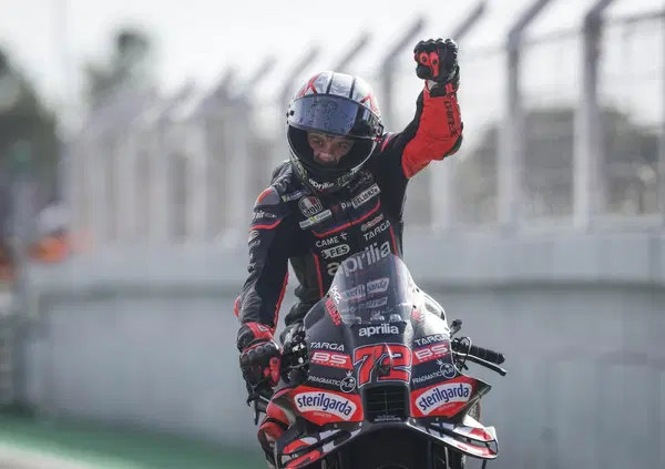 Sono arrivate le giostre, c'&egrave; il roller coaster: Marco Bezzecchi e l&rsquo;Aprilia lanciano la solita maledizione su Pecco Bagnaia che pare scritta da un Dio sadico