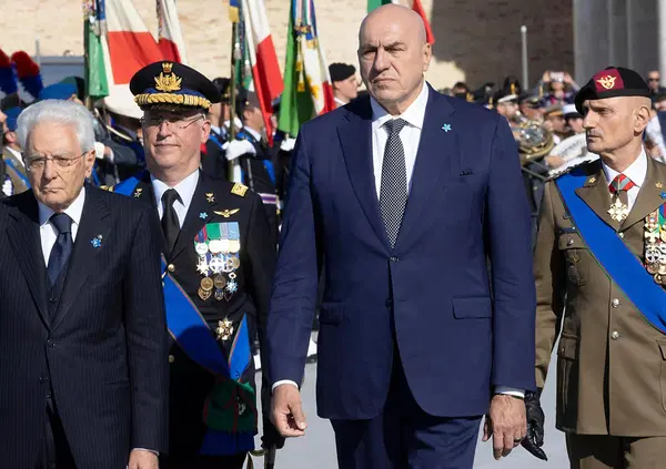 E nel discorso per la Giornata per le forze armate Crosetto tira fuori la &ldquo;guerra cognitiva&rdquo;: quindi &egrave; ufficiale, ci stanno fottendo il cervello? Ne abbiamo parlato con l&rsquo;esperto Emanuel Pietrobon