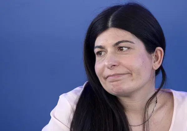 Chiara Colosimo fa anche cose buone, l'intervista a Report, la foto col busto di Mussolini e il suo modo composto di tirare fuori i segreti dalla Trattativa Stato-Mafia