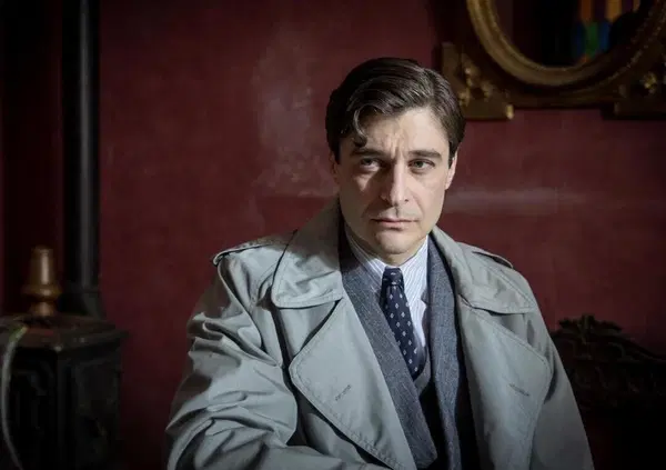 Ricciardi &egrave; tornato con un Lino Guanciale che, a sorpresa, dopo tre stagioni ci regala un Ricciardi finalmente vivo. Peccato che la Rai, con i suoi spoiler, sia riuscita a rovinare tutto: ecco perch&eacute; il vero giallo resta la programmazione degli episodi&hellip;