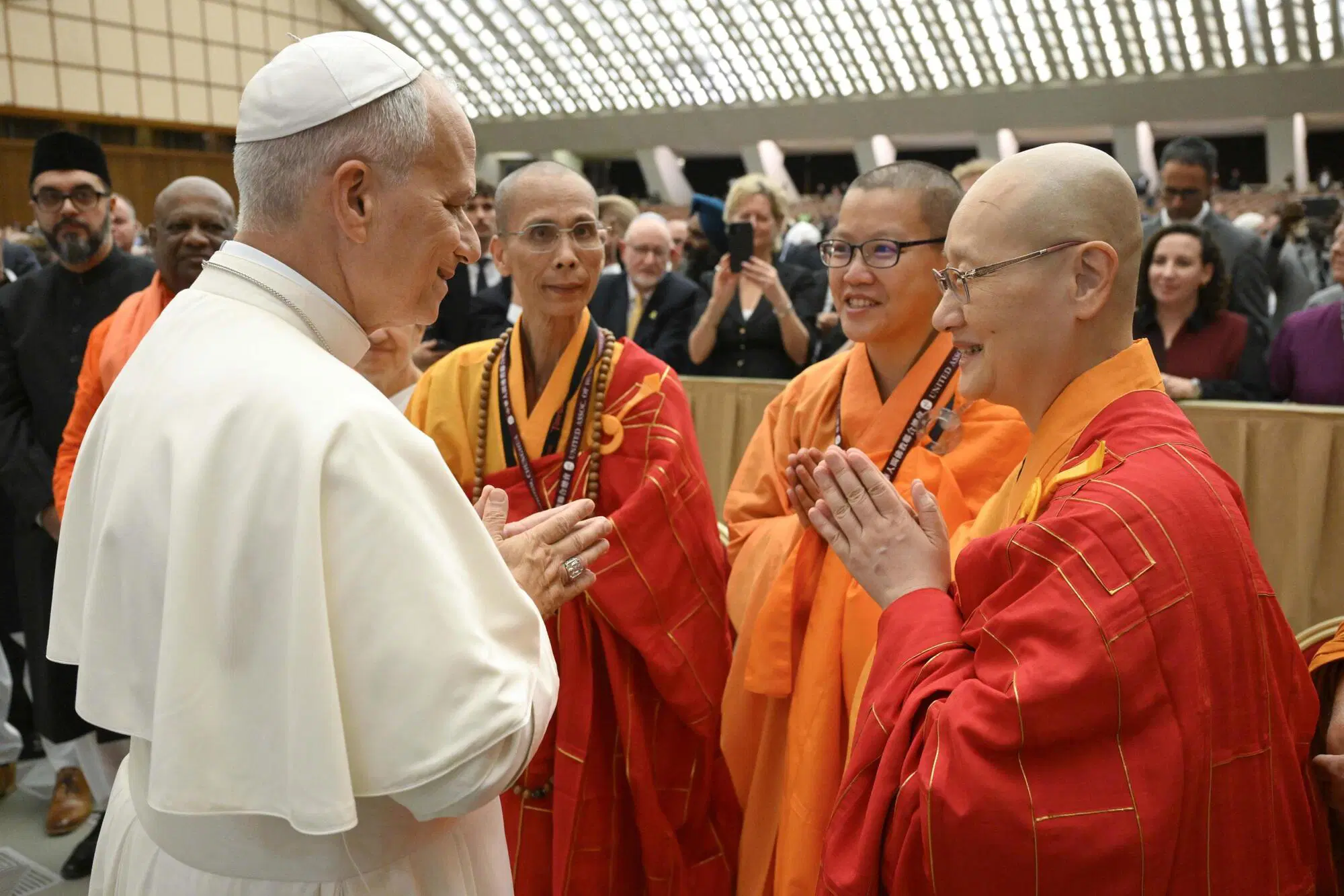 Il Papa che incontra i monaci buddisti durante l'anniversario della Nostra Aetate Ansa