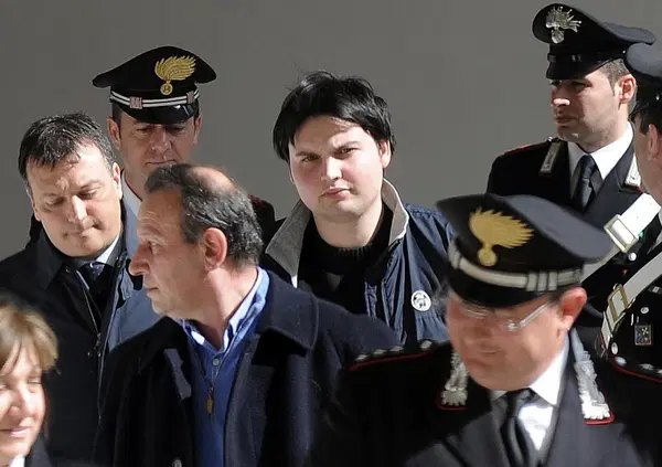 Cosa significano le impronte di Marco Poggi sulla porta della villetta di Garlasco? Un caz*o. Per&ograve; tutta la stampa riporta questa notizia come se ci fosse chiss&agrave; cosa dietro...