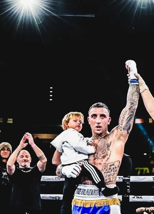 Il calcio &egrave; morto e le auto stanno zitte, ma i guerrieri non muoiono mai: cronaca della notte al TAF di Milano, il regno della boxe italiana