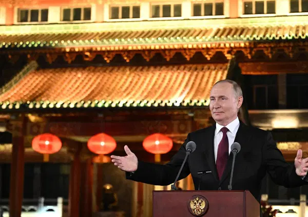 Putin ce l'ha messa di nuovo nel cu*o. Abbiamo letto l'ultimo libro di Nicolai Lilin che spiega come ha fatto lo Zar a riprendersi la scena internazionale (o forse non l'aveva mai persa)