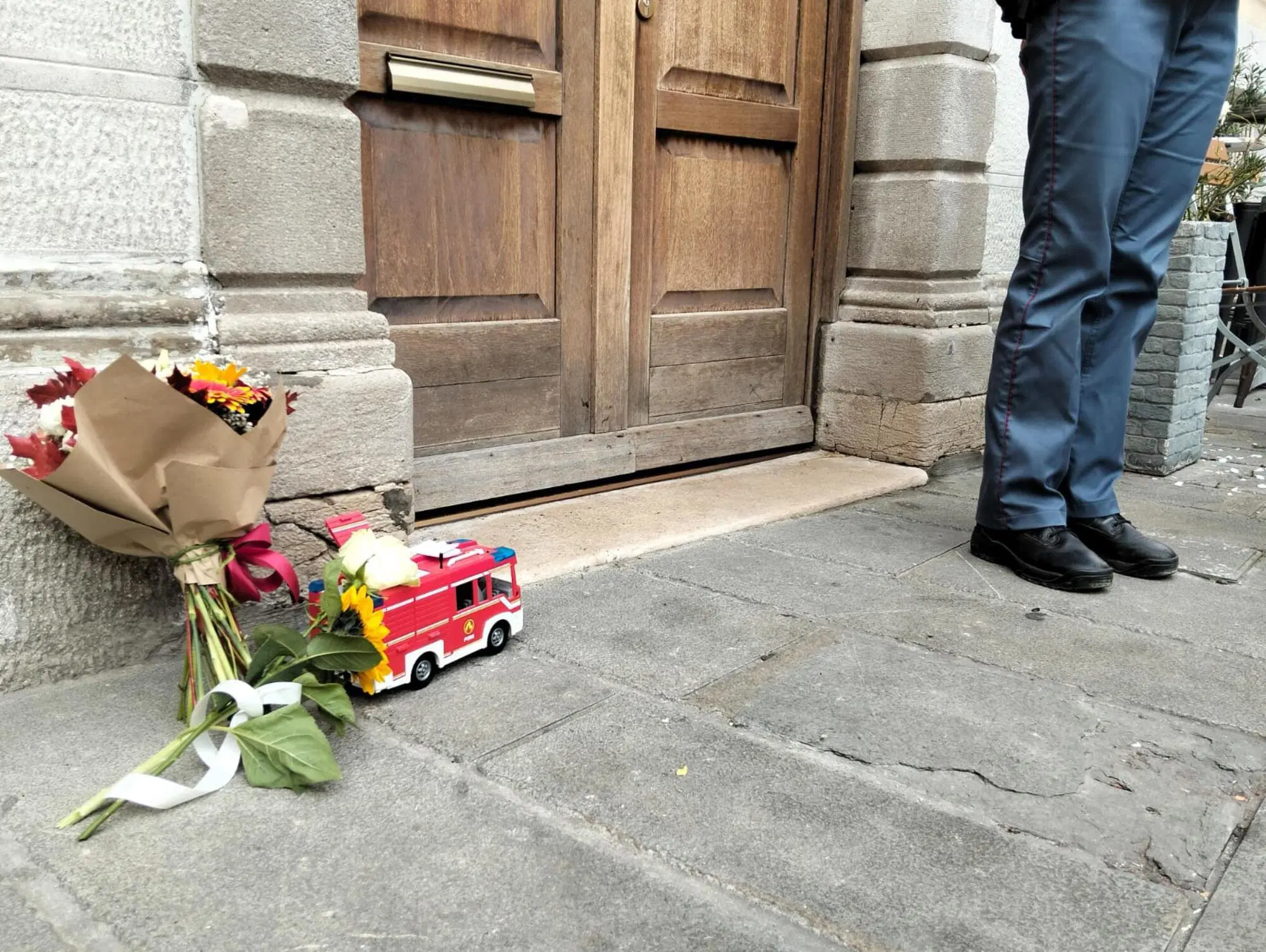 I fiori sotto casa del piccolo Giovanni a Muggia