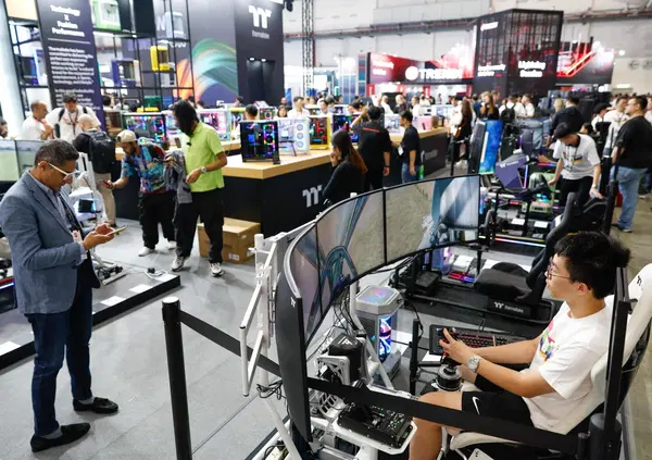 Internazionale ha pubblicato un libro di Knausgard che fa un reportage sulla tecnologia. E che dimostra che ci ha fot*uto il cervello