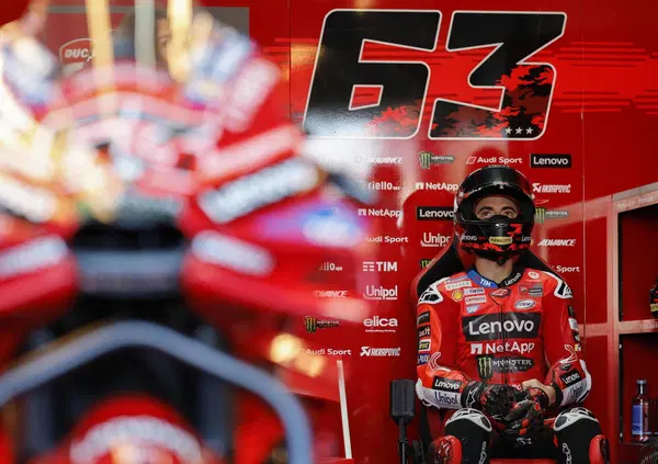 Un serafico Pecco Bagnaia a Valencia non ce lo aspettavamo, invece eccolo: &ldquo;Una moto rimasta senza benzina, l&rsquo;altra non riusciamo a usarla&rdquo;