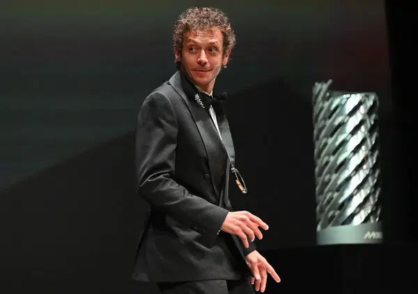 Clamoroso, Valentino Rossi subissato dai fischi a Valencia: il video esclusivo e la risposta di Marc Marquez