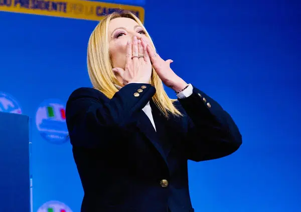 Il governo Meloni aumenta lo stipendio degli statali, ma che senso ha premiare un sistema parassita?