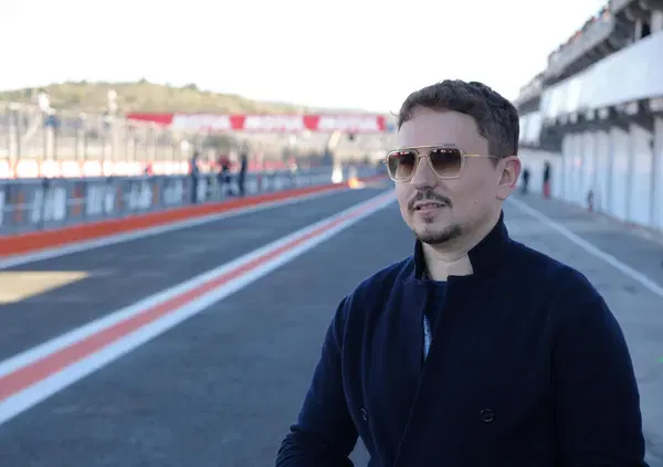 Jorge Lorenzo a MOW: &ldquo;Far&ograve; il coach in MotoGP. I fischi a Valentino? Sbagliati, ma finalmente gli spagnoli tifano per noi. Nel mio team vorrei Marquez e Acosta&rdquo;
