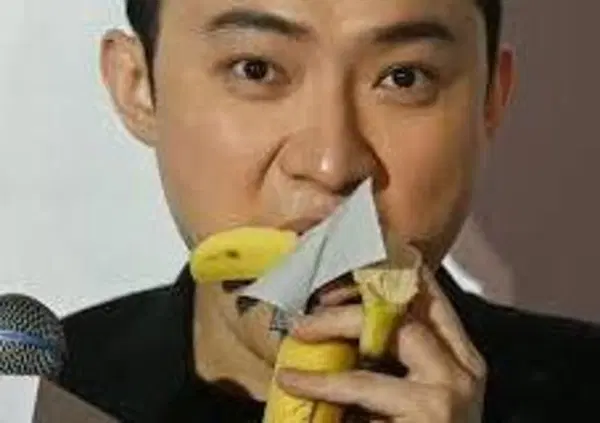 Cattelan fa cag*re, il vero artista &egrave; Justin Sun, l'acquirente del cesso d'oro venduto per il solo prezzo dell&rsquo;oro. La fine dell&rsquo;artista paraculo e capitalista e la vittoria delle criptovalute come creatrici di plusvalore artistico