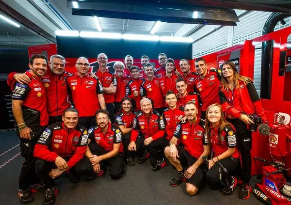 [VIDEO] Ma Marc Marquez che per*ula Nicol&ograve; Bulega sul botto al WDW? S&igrave;, l&rsquo;ultimo Inside di Ducati &egrave; una bomba. E su Pecco Bagnaia&hellip; 