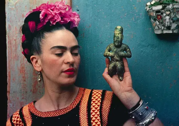 Frida Khalo, il &ldquo;Picasso donna&rdquo; delle femministe hipster, da record: il suo autoritratto &ldquo;El sueno&rdquo; viene battuto all&rsquo;asta per 54,7 milioni di dollari, tra monociglio, rivoluzione e martirio