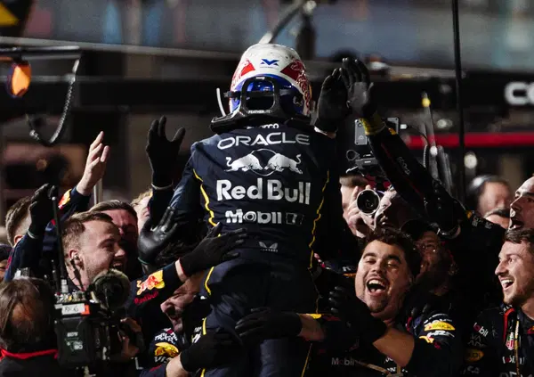 Verstappen-Antonelli, Las Vegas &egrave; tutta vostra! Norris sbaglia e McLaren fa il disastro, per Ferrari un&rsquo;altra delusione. E alla fine spunta anche Topolino