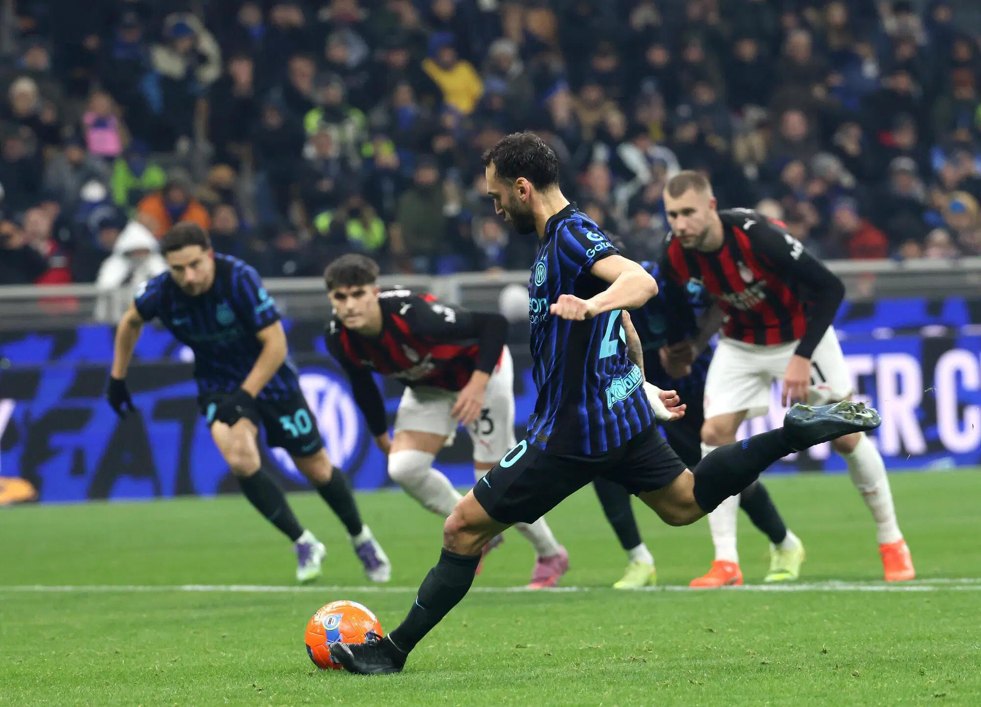 Calhanoglu sbaglia il rigore nel derby