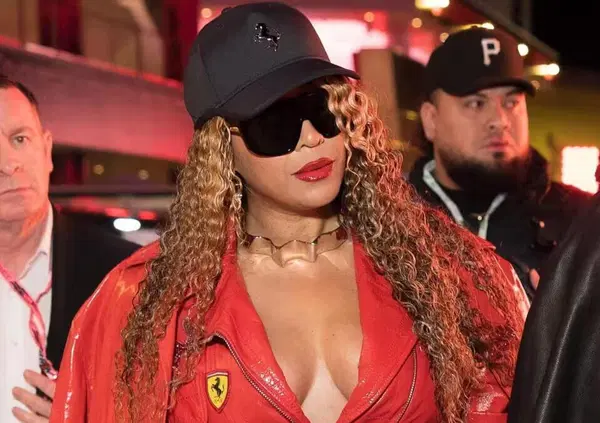 La vera vincitrice del GP DI F1 di Las Vegas  &egrave; Beyonc&eacute;: tuta in lattice, serbatoio e straripantezza alla Kardashian, cio&egrave; no alla Beyonc&eacute;