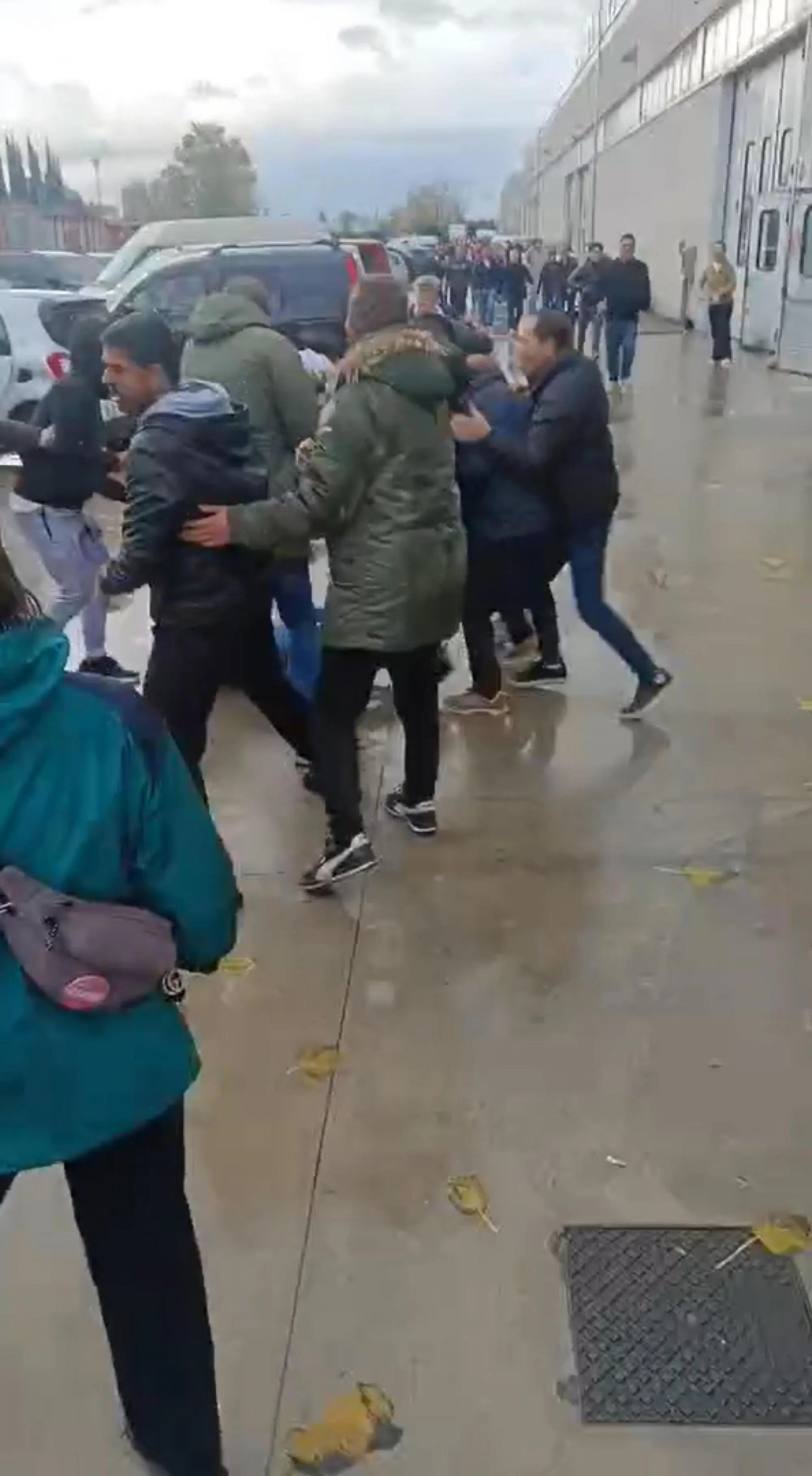  L'aggressione agli agenti della Digos