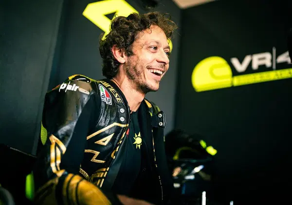Volete tuta e casco usati da Valentino Rossi? Li trovate su eBay per qualche giorno: ecco la folle cifra che ha raggiunto il kit Soleluna Vale46 Anniversario