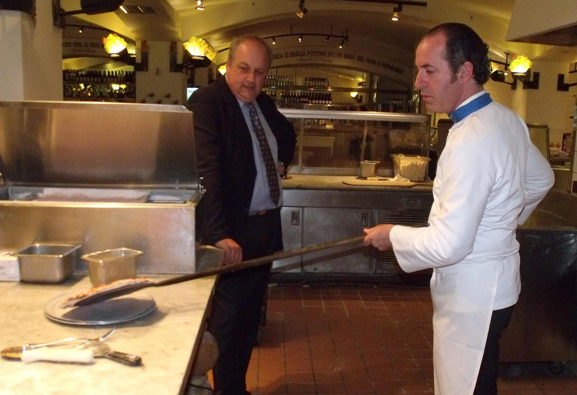 Luca Zaia fa il pizzaiolo in occasione del conferimento da parte dell'Ue del marchio sgt alla pizza napoletana (2009)