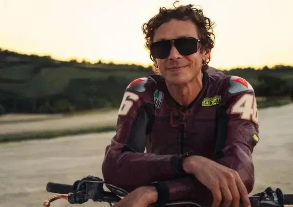 Valentino Rossi sta scrivendo il libro definitivo e poi arriver&agrave; una serie TV. La verit&agrave;? C&rsquo;&egrave; solo una cosa che vogliamo dalla sua storia
