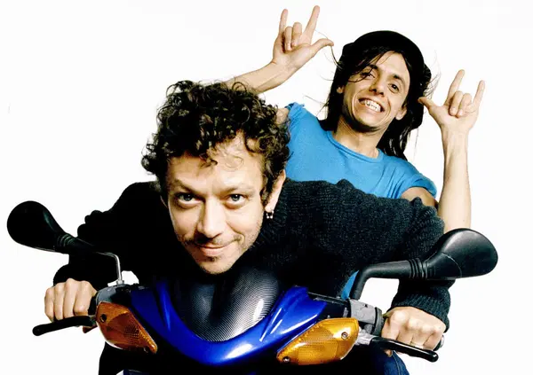 &ldquo;Io e te siamo fratelli di Blues Brothers&rdquo;: Valentino Rossi, Lucio Corsi, le idee da spalle al muro e quella roba l&igrave; che vale pi&ugrave; di tutto il resto