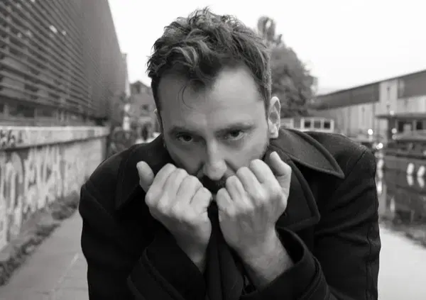 &ldquo;E quando ridi ci credo&rdquo;: &ldquo;Ragazze facili&rdquo; di Cesare Cremonini smonta la finta leggerezza dell&rsquo;uomo che non sa amare e Greg Williams fotografa tutto il suo dolore