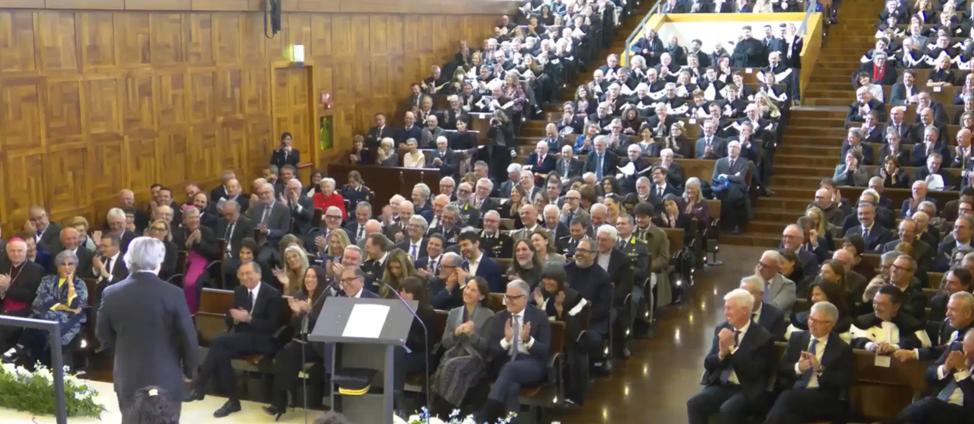 Muti di fronte al pubblico nell'Aula Magna della Cattolica