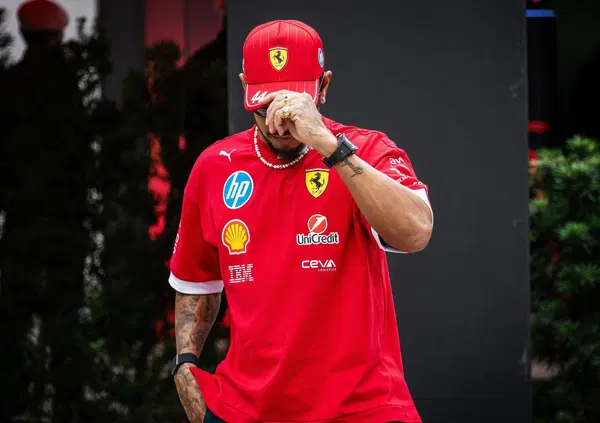 Hamilton, l&rsquo;incubo continua e in Qatar arriva un altro disastro. E tra Verstappen (lontanissimo) e Norris il colpo grosso lo fa Piastri