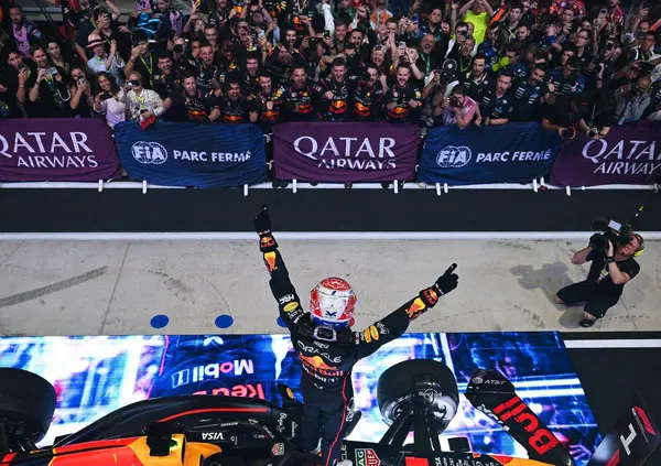 McLaren, in Qatar un altro errore folle: al muretto sbagliano e Piastri &egrave; &ldquo;senza parole&rdquo;, con Verstappen che riapre definitivamente il Mondiale. Malissimo la Ferrari