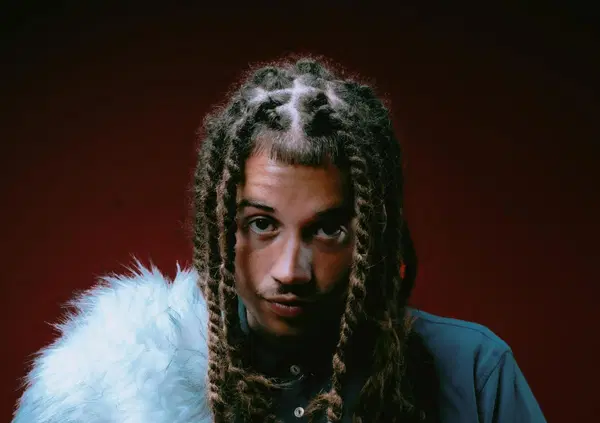 Il &lsquo;Lucio Corsi&rsquo; di Sanremo 2026? Si chiama Sayf e sar&agrave; la bomba di questa edizione. Ecco 10 tracce per dire che lo sapevate gi&agrave;