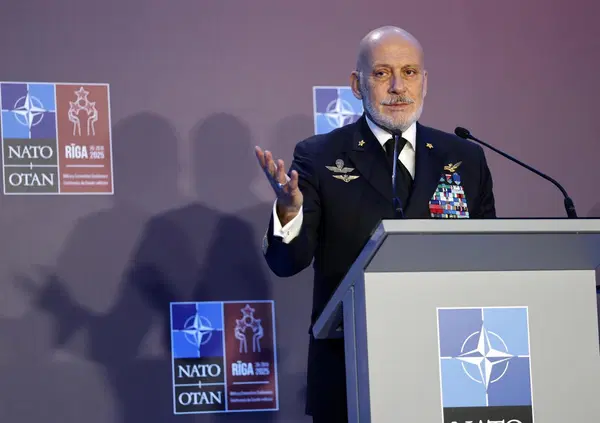 Ok, ma chi &egrave; Giuseppe Cavo Dragone, il "generalone" a capo della Nato che parla di guerra ibrida alla Russia nel mezzo dei negoziati di pace