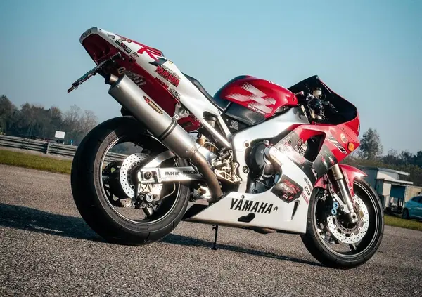 Ritorno al futuro Yamaha: &ldquo;il mercato non vuole l&rsquo;elettrico&rdquo;. Pronti per due leggende? Super T&eacute;n&eacute;r&eacute; e R1 per sorpassare l&rsquo;ecofollia e ricominciare