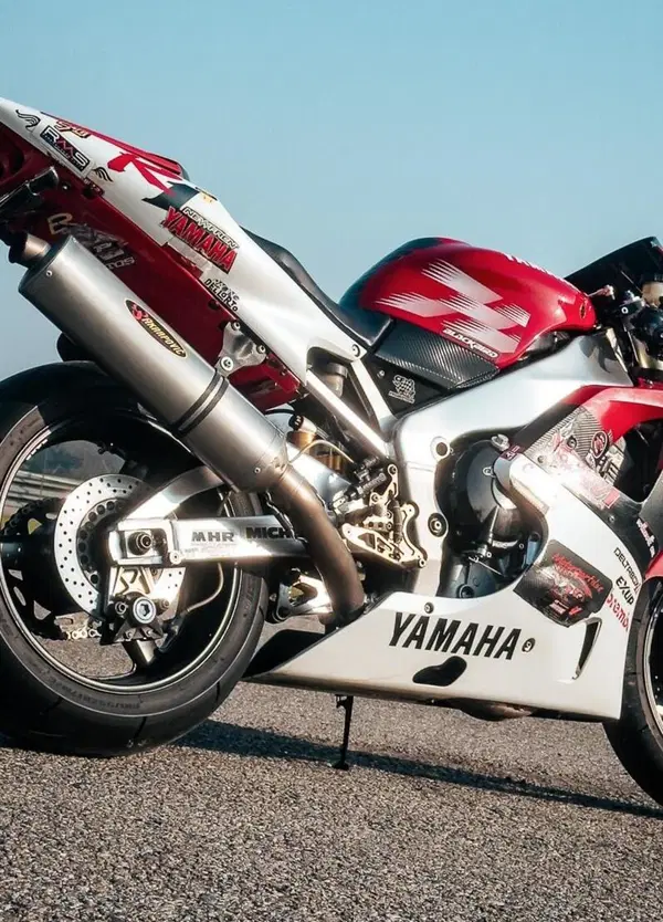 Ritorno al futuro Yamaha: &ldquo;il mercato non vuole l&rsquo;elettrico&rdquo;. Pronti per due leggende? Super T&eacute;n&eacute;r&eacute; e R1 per sorpassare l&rsquo;ecofollia e ricominciare