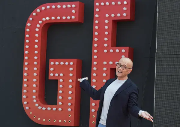 Alla presentazione di "Amami come io t'amo" abbiamo capito che nel 2025 solo un sacerdote del Grande Fratello come Alfonso Signorini poteva scrivere un grande romanzo rosa