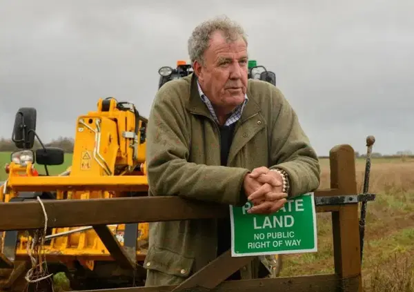 Jeremy Clarkson che percula la Ferrari di Elkann &egrave; una meraviglia, ma anche il trailer di Abu Dhabi in stile Star Wars non ci dispiace