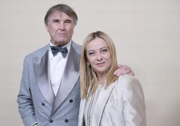 Avanti cos&igrave;, pure la Schlein vota Meloni: ma se vince sempre &egrave; colpa di Brunello Cucinelli (che adesso la adora)