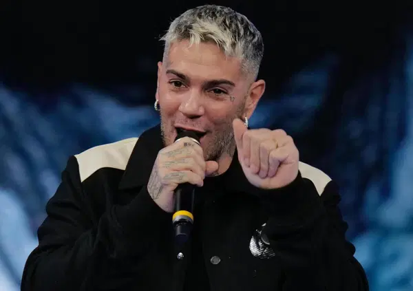 Nonostante le condanne, Emis Killa resta fedele agli ultras della curva Sud: nel pezzo Phrate il rapper saluta i compagni. Ecco i nomi e i riferimenti nel testo