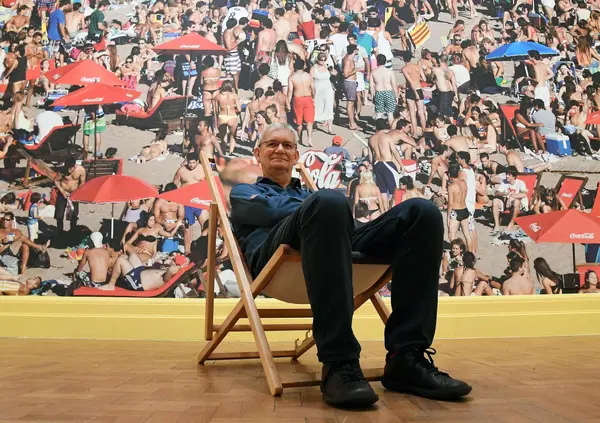 In memoria di Martin Parr, il pi&ugrave; grande fotografo della banalit&agrave;. Intervista a uno dei suoi eredi italiani, Fabrizio Spucches: &ldquo;Era un &lsquo;umarell&rsquo; che ha fotografato la condizione umana&rdquo;