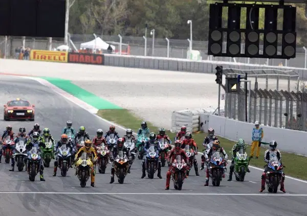 Pochi guadagnano, molti pagano e tutti gli altri si fanno offendere: il vero schifo della SBK raccontato da Xavi For&egrave;s &egrave; uno schiaffo che sveglia tutti