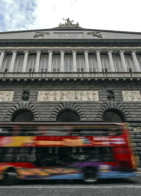 La guardia di finanza irrompe al Teatro San Carlo e ora ne parlano tutti: ma dov&rsquo;erano i giornaloni quando ve lo abbiamo detto due mesi fa? Non solo l&rsquo;ipotesi peculato, vi raccontiamo tutto quello su cui la stampa &egrave; rimasta zitta per mesi