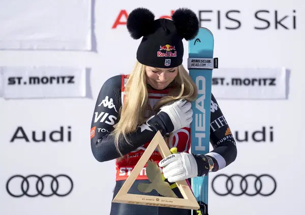 Lindsey Vonn prima, tutte le altre dietro. La leggenda vince la discesa di St. Moritz: &egrave; la pi&ugrave; anziana di sempre in Coppa del Mondo. Una storia americana, dall&rsquo;infortunio al &ldquo;comeback&rdquo;