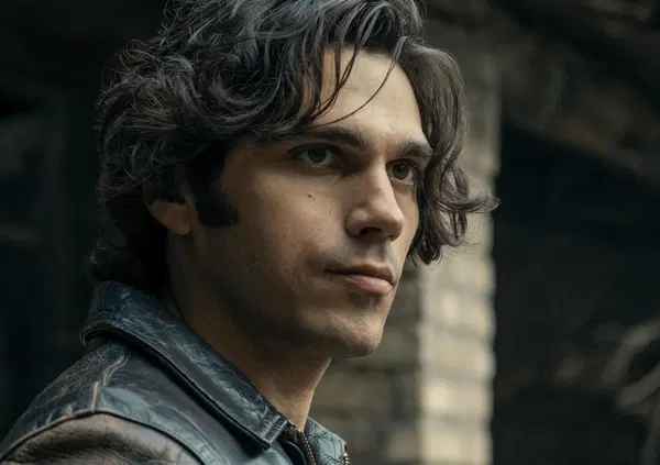 &ldquo;L&rsquo;educazione sessuale a scuola? &Egrave; l&rsquo;unica alternativa a social e por*o&rdquo;. Parla Giuseppe Maggio, attore in Mrs Playmen su Netflix