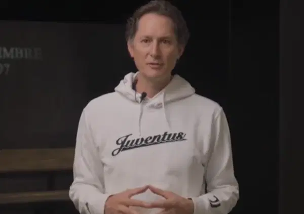 Elkann che (non) vende la Juve &egrave; come Chiara Ferragni? Paolo Ziliani e il paragone tra il look di John e la felpa grigia del Pandoro gate: &ldquo;Tendente allo smorto, un peluche rassicurante e morbidoso&rdquo;