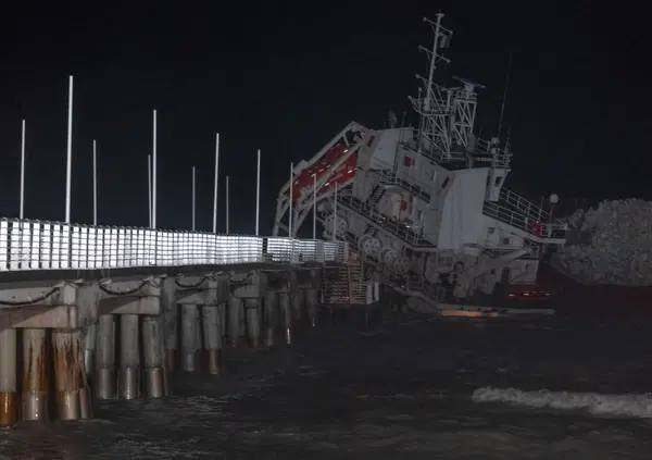 Abbiamo guardato dentro la nave cipriota Guang Rong arenata a Massa di Carrara e abbiamo scoperto una storia molto particolare che ce ne ricorda un&rsquo;altra non proprio bellissima