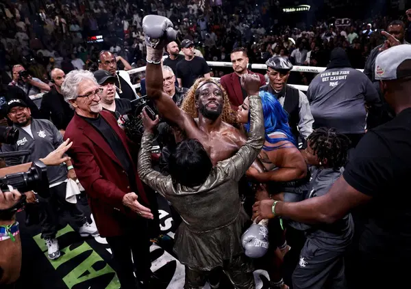 Terence Crawford si ritira dalla boxe, ma tutti guardano al finto match tra Jake Paul e Anthony Joshua. L&rsquo;addio silenzioso del pi&ugrave; grande di questa generazione